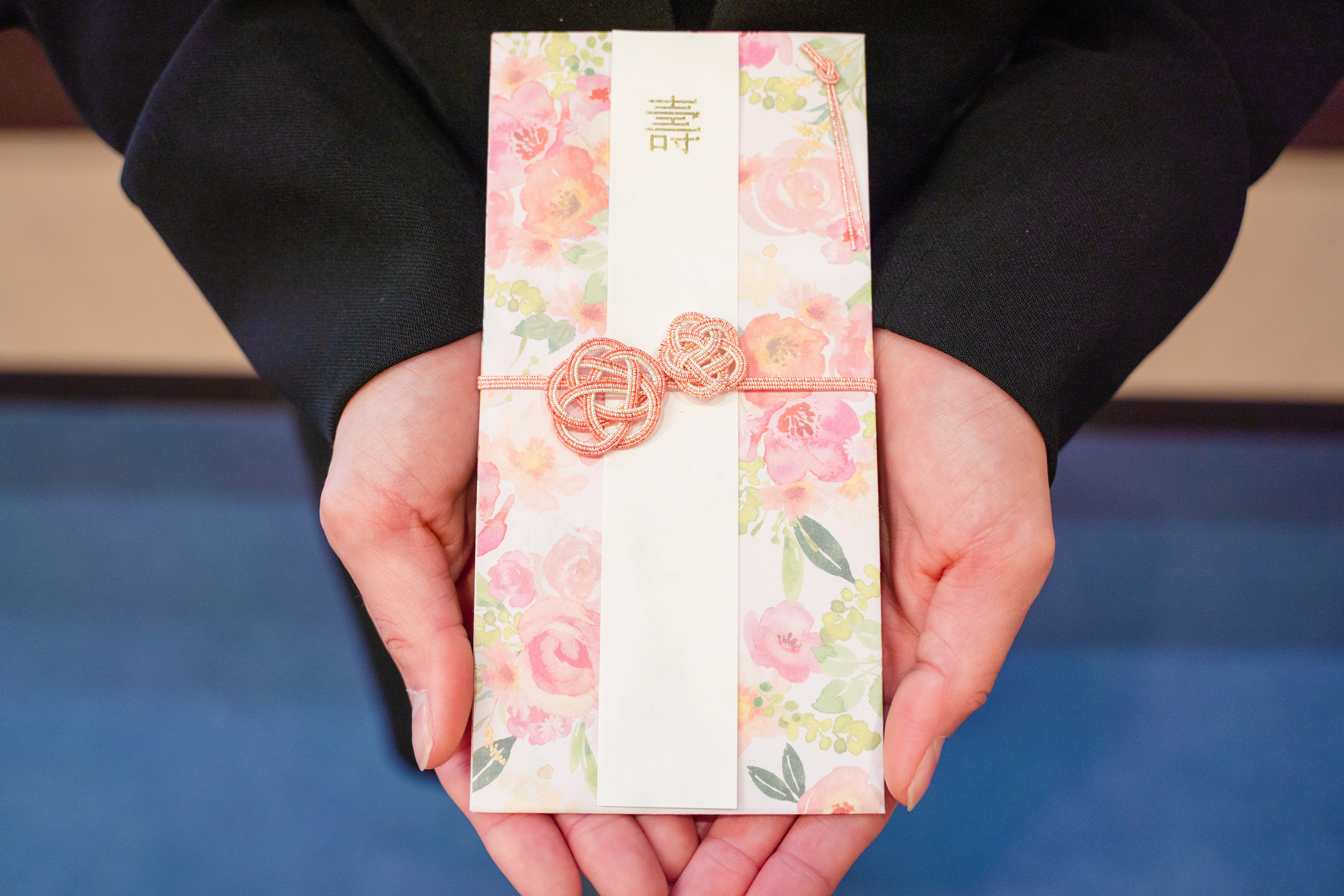 花柄の封筒　印字した紙と花の形の水引
