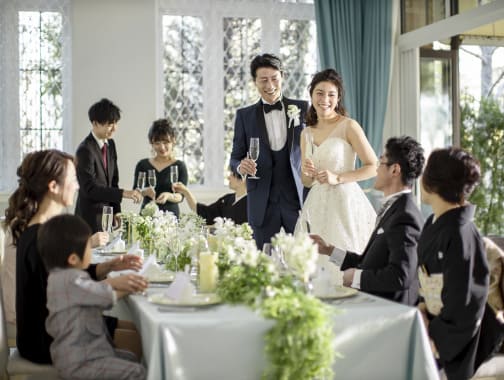 ゲストと会食を楽しむ新郎新婦