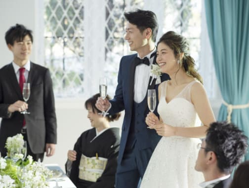 会食を楽しむ新郎新婦