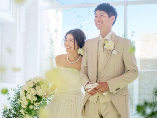 挙式を楽しむ新郎新婦