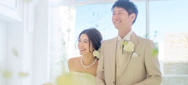 挙式を楽しむ新郎新婦