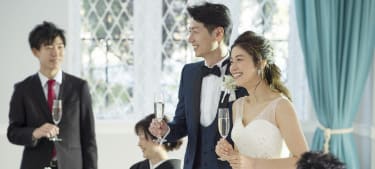 会食を楽しむ新郎新婦