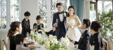 ゲストと会食を楽しむ新郎新婦